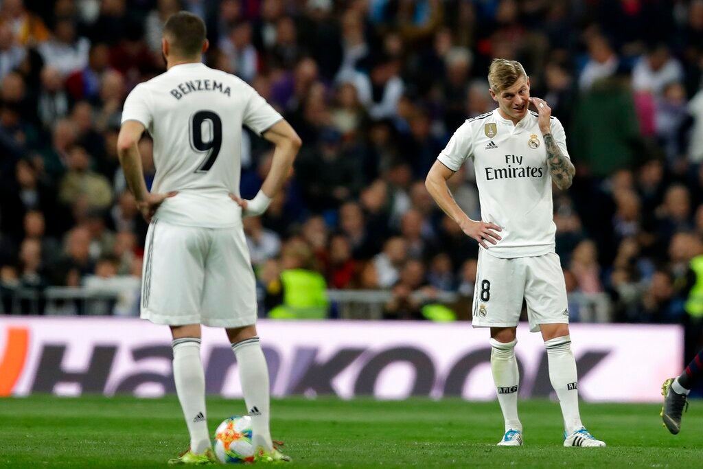 Benzema y Toni Kroos, tras recibir gol del Barclona