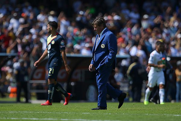 Herrera y los jugadores de América tras el partido 