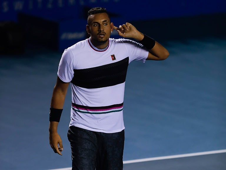 Nick Kyrgios hace señas a la afición mexicana