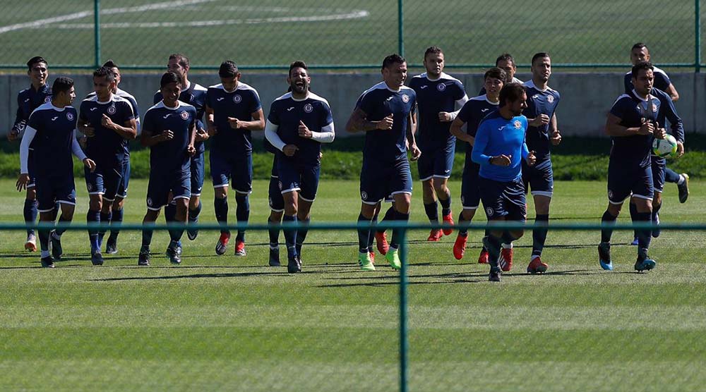 Jugadores de Cruz Azul trotan en la práctica de este jueves