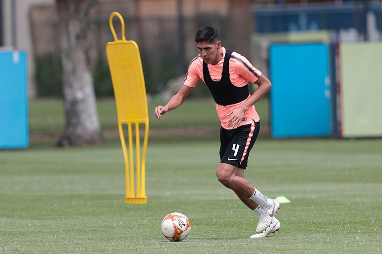 Edson Álvarez en la práctica del América