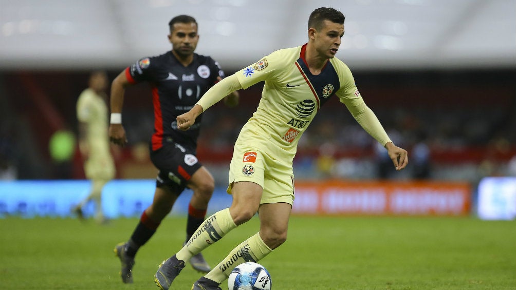 Benedetti conduce el balón durante partido contra Lobos 