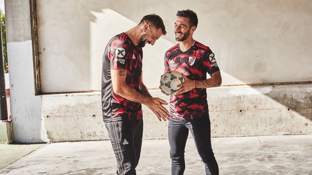 Pratto y Scocco, delanteros de River que modelaron la nueva camiseta alternativa