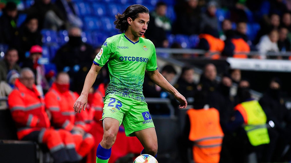 Lainez controla el balón en juego contra Betis