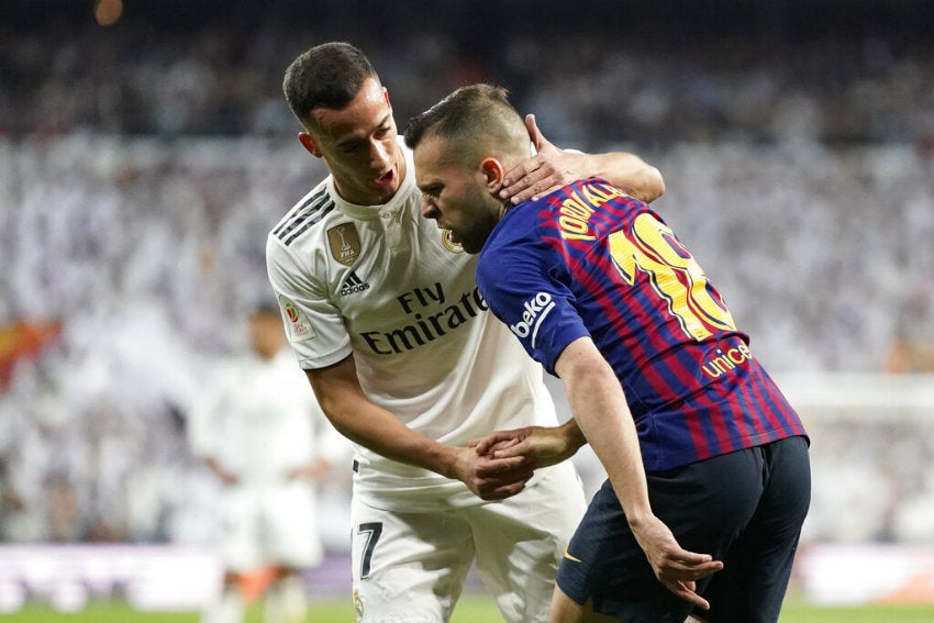 Alba recibe ayuda para levantarse de Lucas Vázquez 