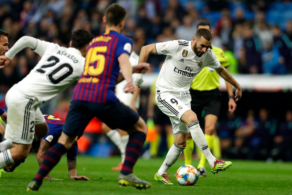 Benzema controla el balón durante el partido