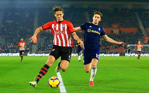 Jugadores del Southampton y Fulham disputan el balón