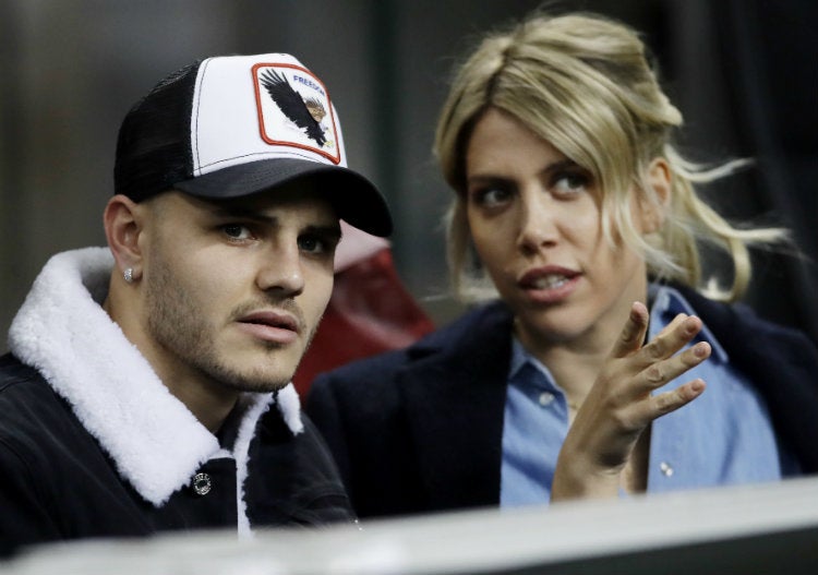 Mauro Icardi conversa con su pareja y agente, Wanda Nara