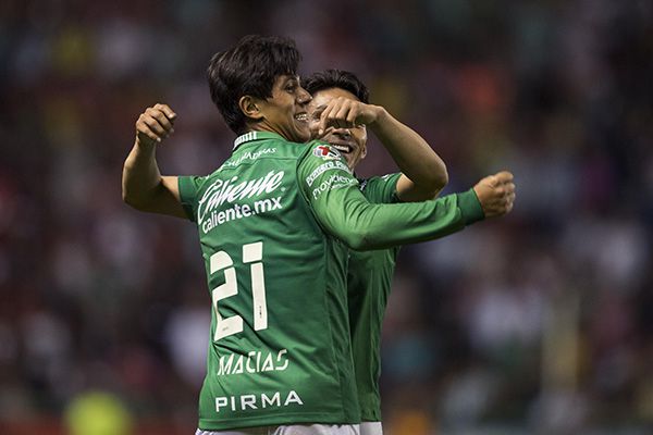 Macías festeja un gol con León 