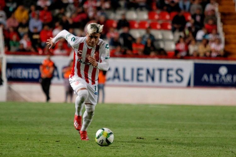 Brian Fernández conduce el balón en el duelo ante Xolos