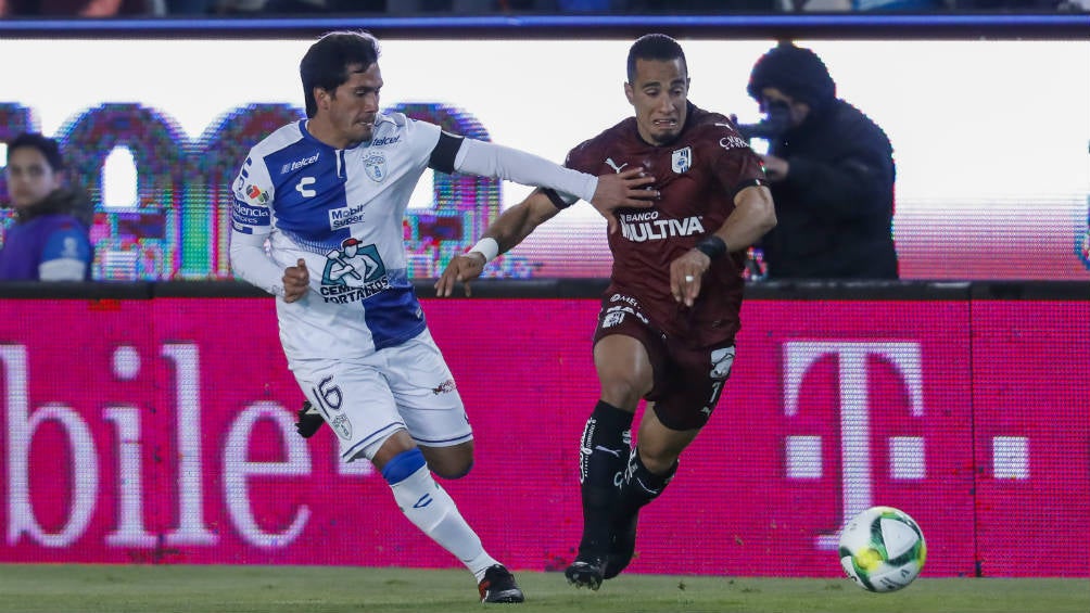 Jorge Hernández pelea por el balón con Camilo Sanvezzo 