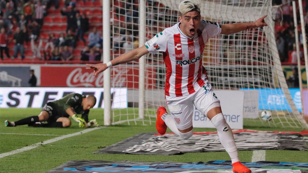 Brian Fernández festeja gol ante Xolos