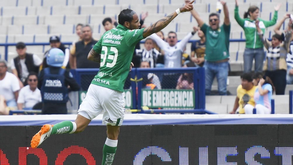 Vinicio Angulo festeja un gol con León