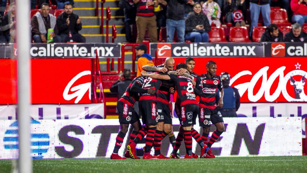 Jugadores de Xolos celebran anotación contra Atlas