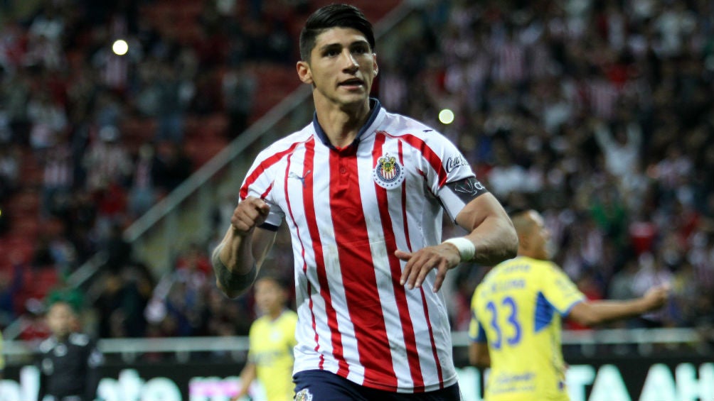 Alan Pulido festeja un gol con las Chivas