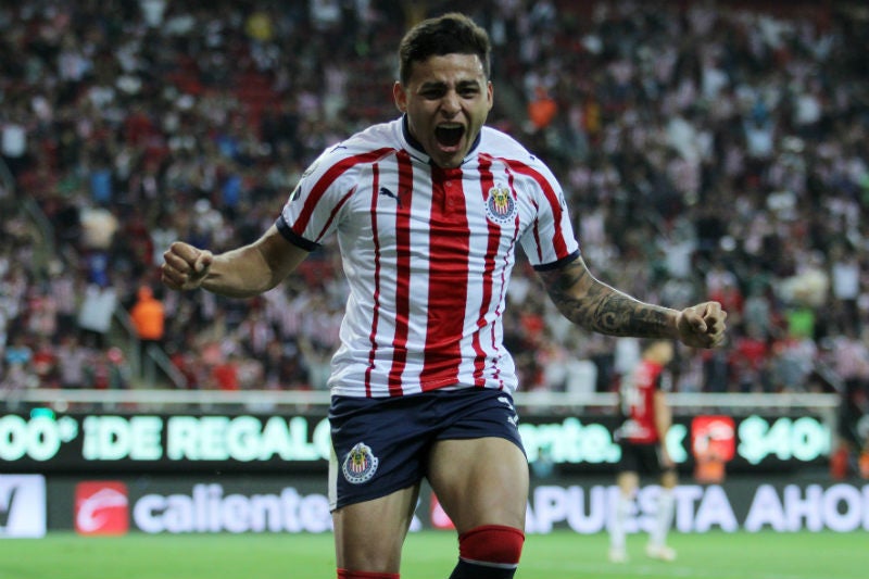 Alexis Vega festeja un gol con Chivas