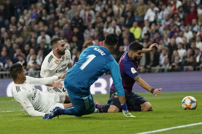 Varane se barre en un jugada en el Clásico en la Copa del Rey