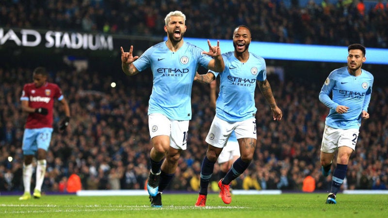 Agüero celebra tras marcar gol con el Man City