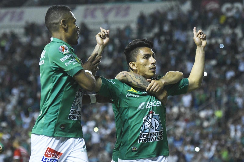 Jugadores del León festejan un gol