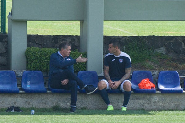 Paláez platica con Caraglio en entrenamiento celeste 