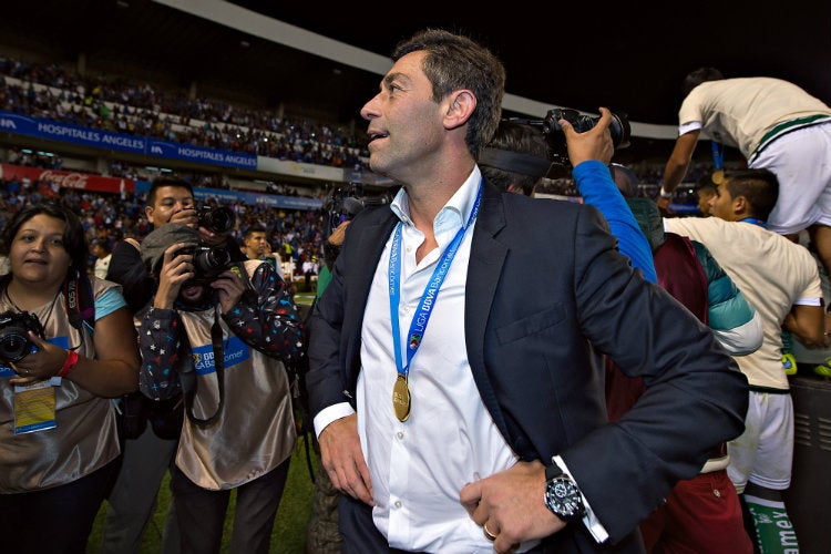 Caixinha celebra campeonato en su paso con Santos