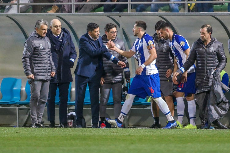 Hécor Herrera estrecha la mano de Sérgio Conceição