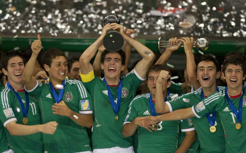 Briseño levanta el trofeo del Mundial Sub 17 2011