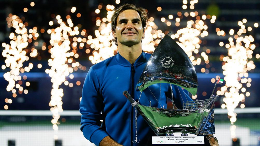 Federer posa con su trofeo tras ganar el torneo de Dubai