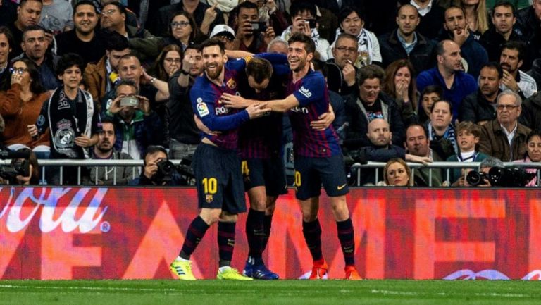 Messi y Sergi Roberto festejan con Rakitic su gol vs el Real Madrid