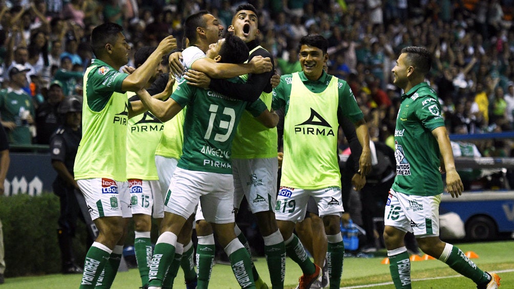 León celebra una anotación frente a Santos 