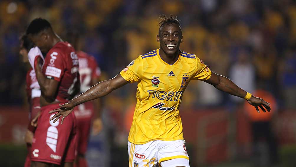 Julián Quiñones festejando un gol ante Pachuca 