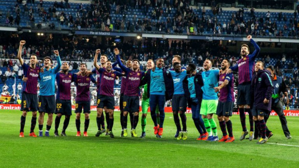 Jugadores de Barcelona celebran triunfo sobre el Real Madrid