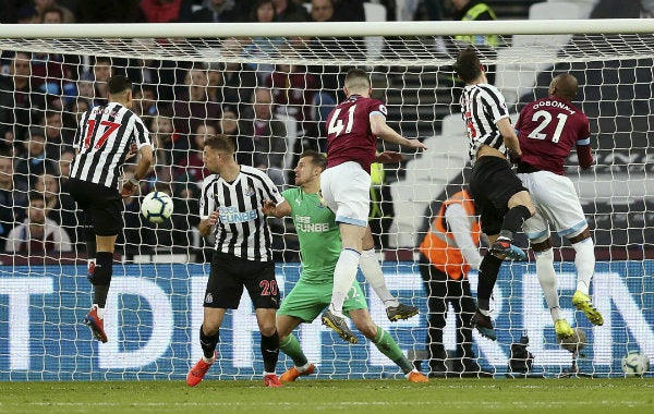 Momento en que Declan Rice anota el primero para su equipo