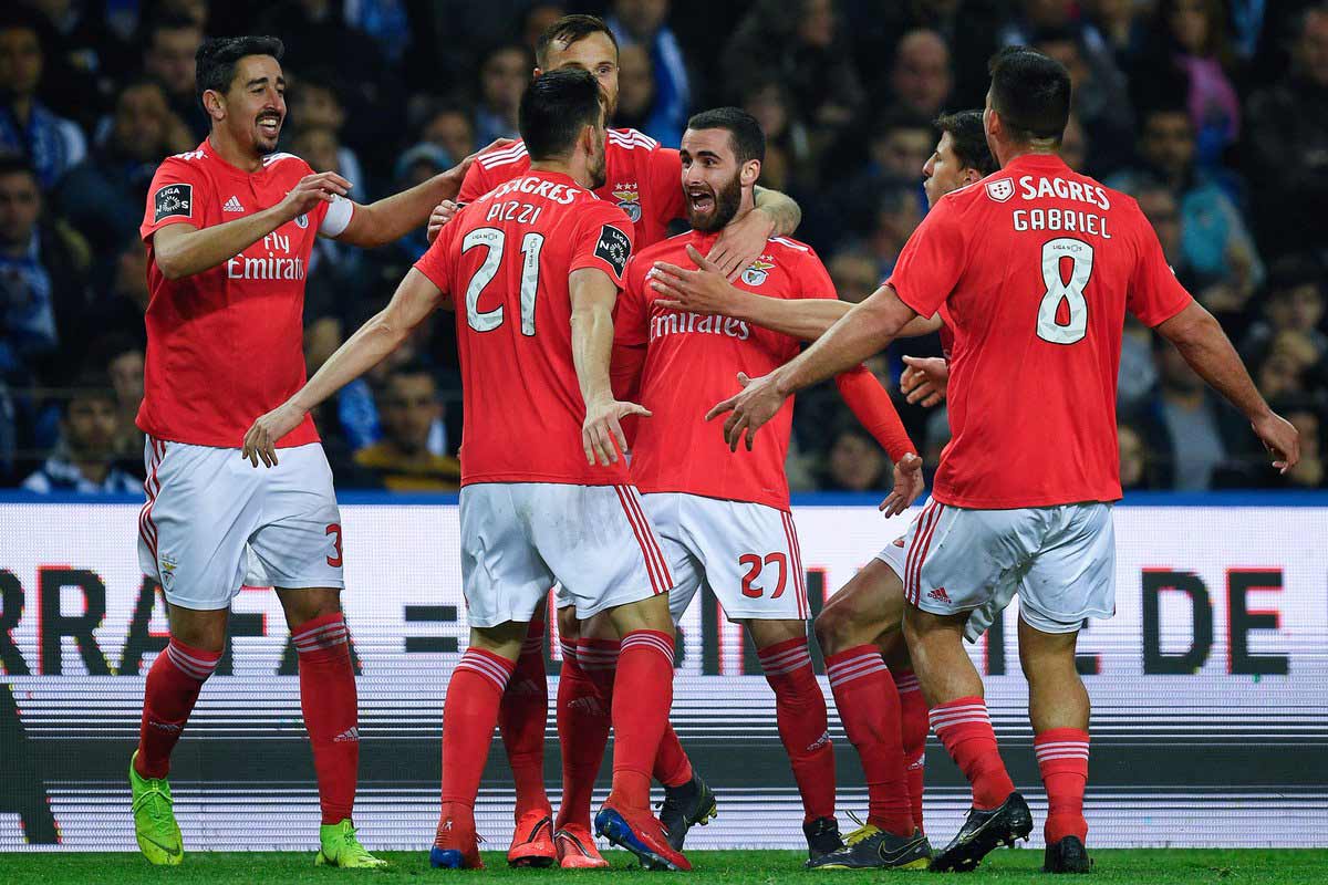 Jugadores del Benfica festejando un gol ante el Porto 