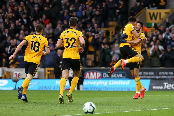 Raúl Jiménez celebra con sus compañeros su gol 11 en Premier