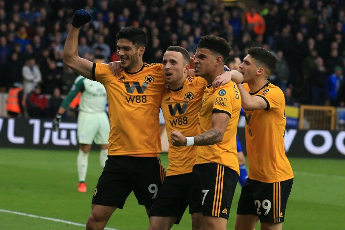 Jugadores de Wolves festejan un gol frente al Cardiff