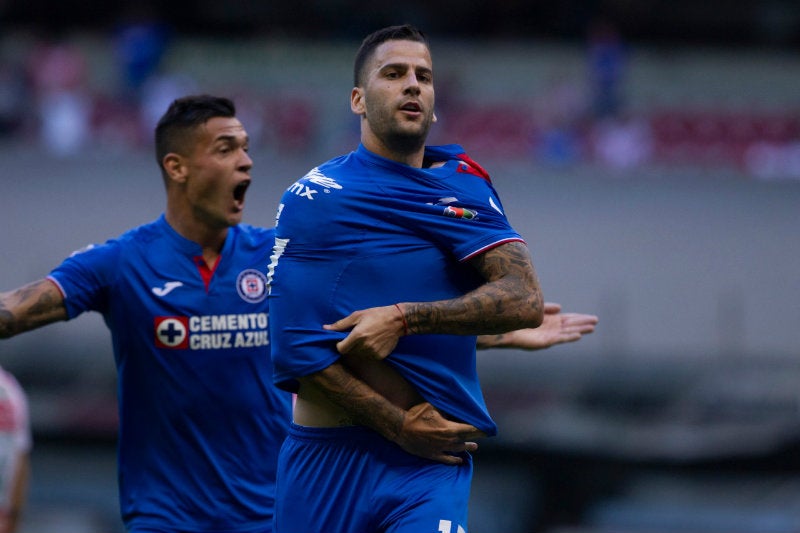 Jugadores de Cruz Azul festejan un gol