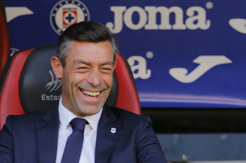 Pedro Caixinha durante un partido de Cruz Azul