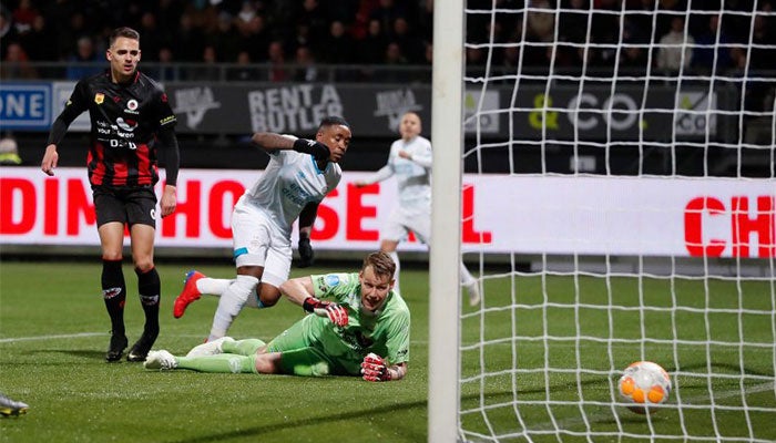 Bergwijn anotando un gol ante el Excelsior