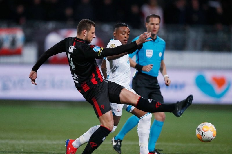 Bergwijn disputando el balón 