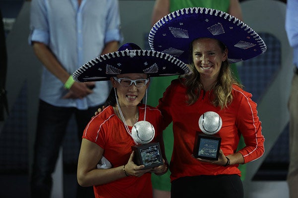 Saisai Zheng y Victoria Azarenka tras conseguir el título del AMT