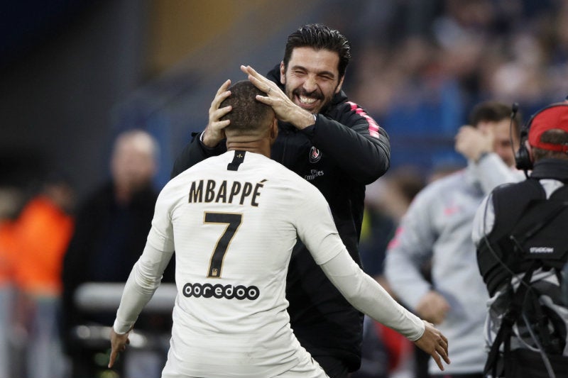 Mbappé festeja un gol con Gianluigi Buffon