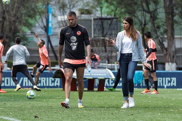 Ménez camina en las instalaciones de Coapa