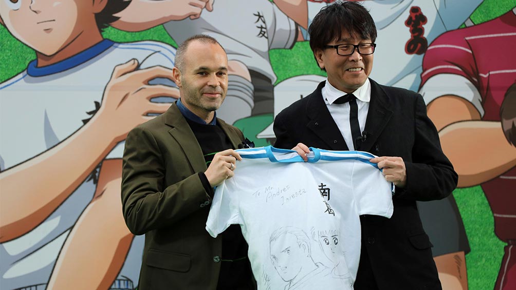 Iniesta con el creador de la serie 'Supercampeones' 