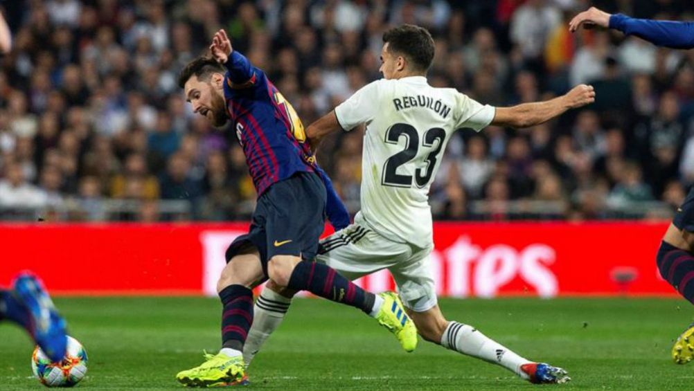 Reguilón en una jugada con Messi