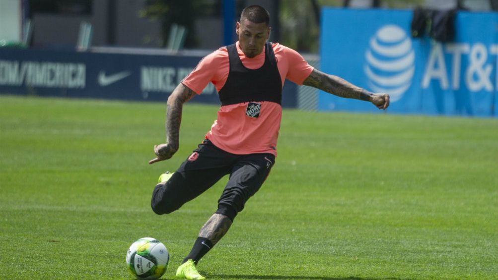 Nicolás Castillo golpea el balón en una práctica con América