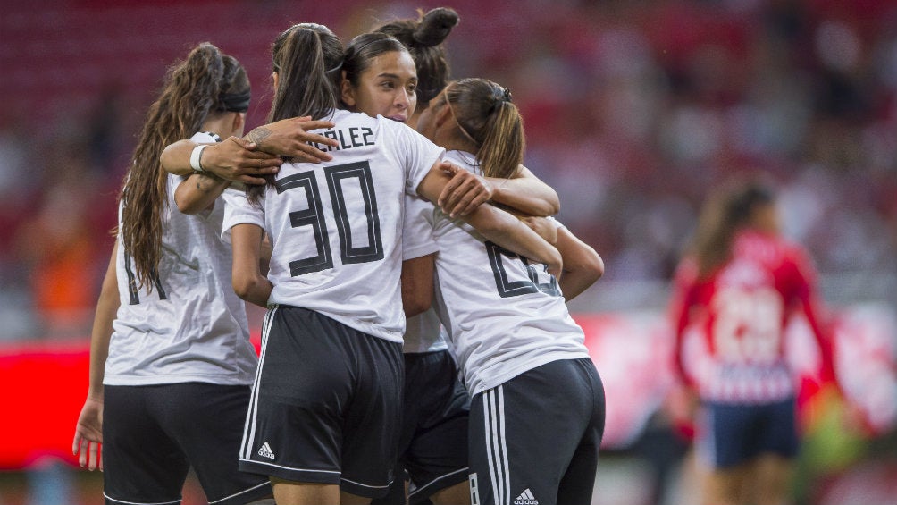 Atlas Femenil celebra una anotación frente a Chivas 