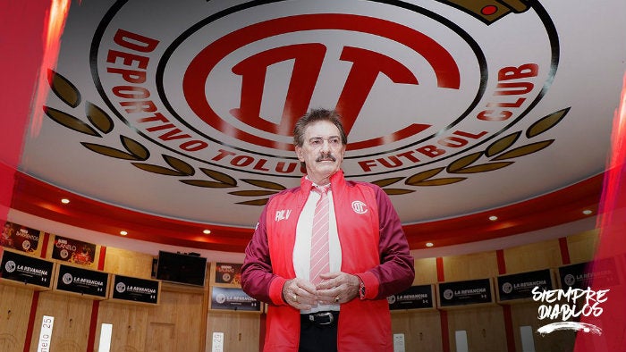 La Volpe posa en el vestidor de los Diablos Rojos