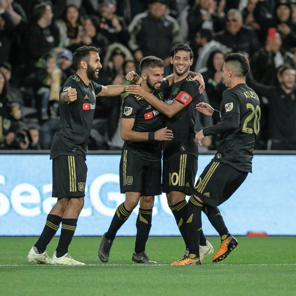 Los Angeles celebran una anotación frente al Sporting Kansas City