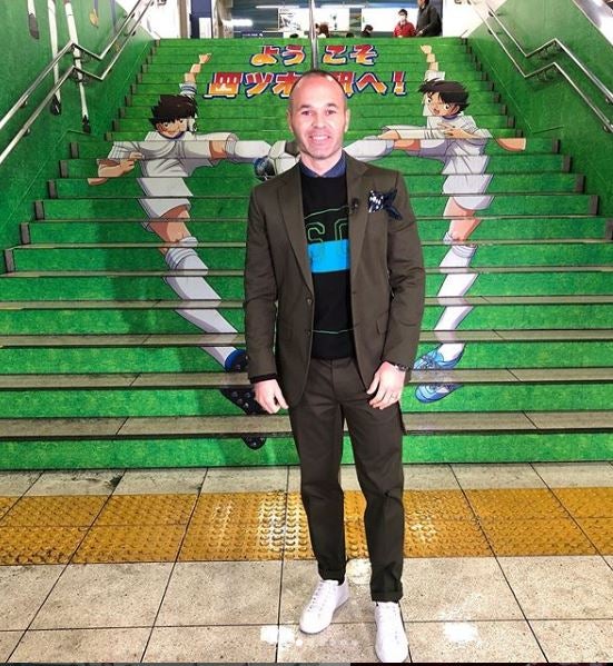 Iniesta en la escaleras dedicadas a Oliver Atom